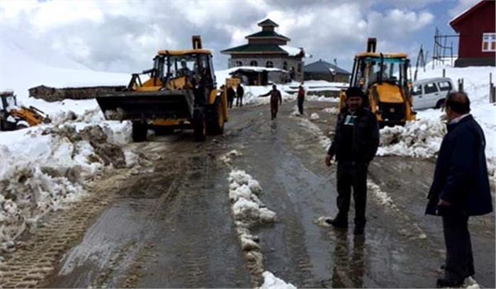 हिमपात से फिसलन कारण श्रीनगर-लेह राजमार्ग पर यातायात बाधित