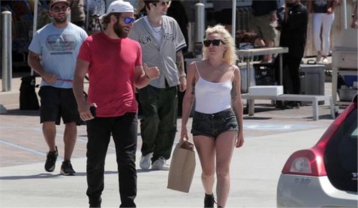 लेडी गागा और ब्रैडली कूपर की ए स्टार इज बॉर्न की रिलीज टली