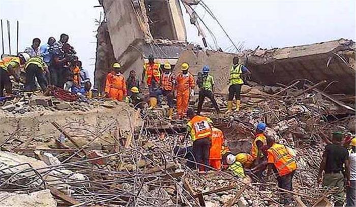 नाइजीरिया में स्कूल गिरने से सैकड़ों बच्चे मलबे में फंसे