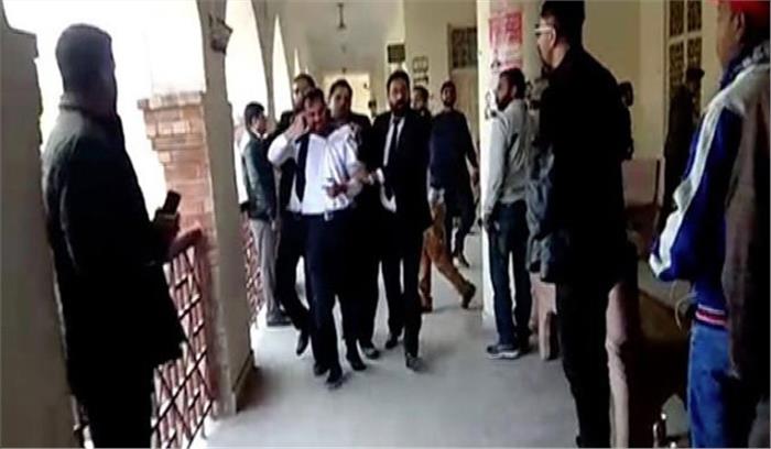 पारिवारिक विवाद को लेकर लाहौर में सत्र अदालत के बाहर हुई गोलीबारी, 2 वकीलों की मौत पारिवारिक विवाद को लेकर लाहौर में सत्र अदालत के बाहर हुई गोलीबारी, 2 वकीलों की मौत