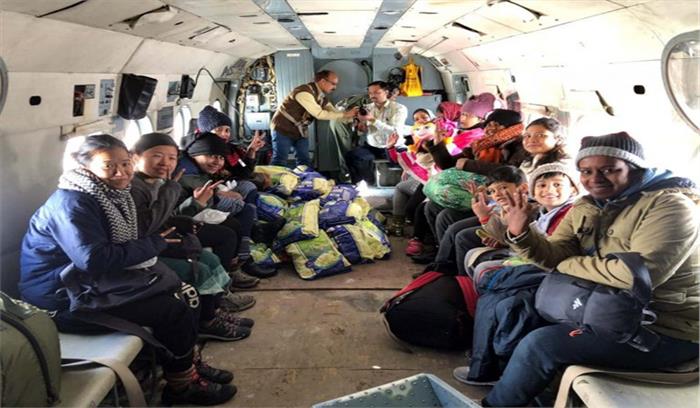 लाहौल घाटी में फंसे लोगों में से 63 को उड़ान व 300 को सड़क मार्ग से निकाला 