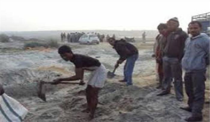 उत्तर प्रदेश :कौडियाला नदी के बालू में फंसे स्टीमर को सुरक्षित निकाला उत्तर प्रदेश :कौडियाला नदी के बालू में फंसे स्टीमर को सुरक्षित निकाला