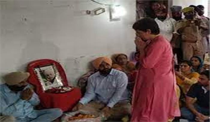 लखीमपुर कांड में मारे गए बहराइच के किसानों के परिवारों से मिलीं प्रियंका गांधी