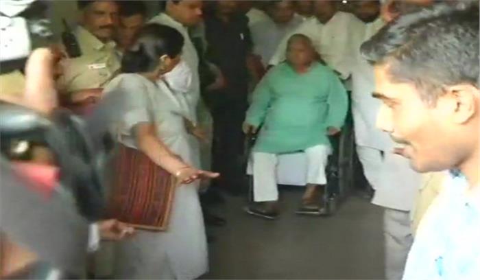 ऐतराज के बावजूद लालू को एम्स से मिली छुट्टी, कहा-स्वास्थ्य बिगाड़ने की साजिश