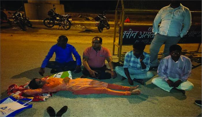 प्राधिकरण धरने पर बैठी महिला को सड़क पर उठाकर फेंका