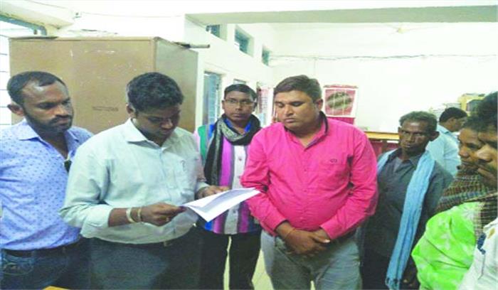 आदिवासी किसानों की जमीन वापस दिलाने की मांग आदिवासी किसानों की जमीन वापस दिलाने की मांग