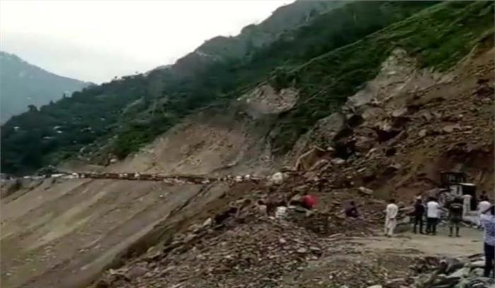 भूस्खलन के चलते श्रीनगर- जम्मू नेशनल हाईवे बंद
