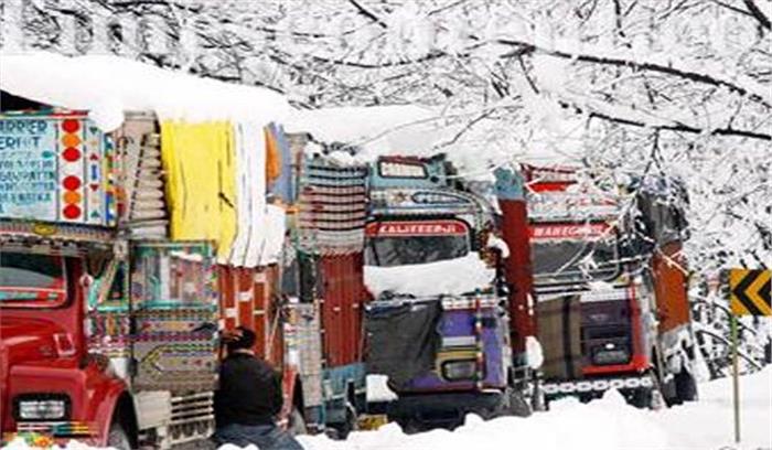 भूस्खलन से जम्मू-श्रीनगर राजमार्ग बंद, 1ऑपरेटर की मौत भूस्खलन से जम्मू-श्रीनगर राजमार्ग बंद, 1ऑपरेटर की मौत