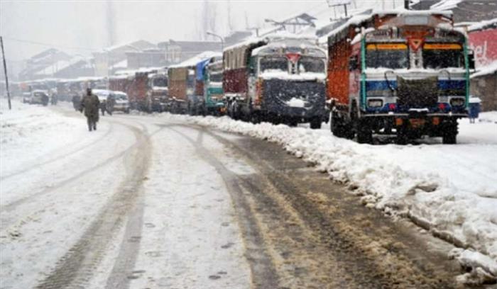 बर्फबारी और भूस्खलन के बाद जम्मू-श्रीनगर राजमार्ग बंद