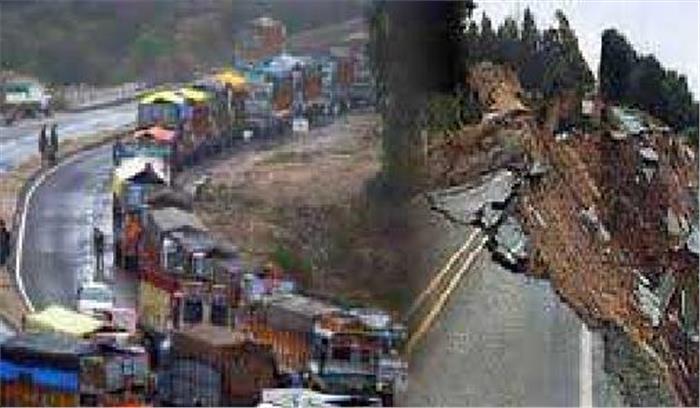 भूस्खलन से राजमार्ग पर यातायात अवरुद्ध