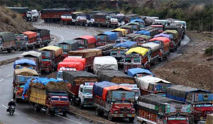 जम्मू एवं श्रीनगर राजमार्ग भूस्खलनों के बाद बंद