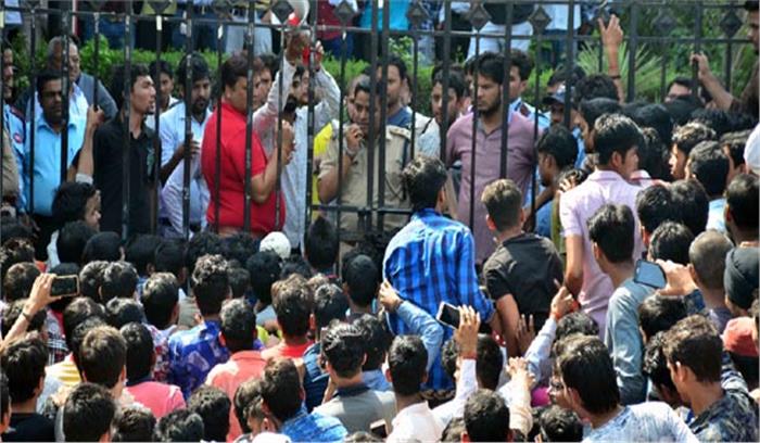 वेतन कटने पर लावा कंपनी के कर्मचारियों ने किया हंगामा