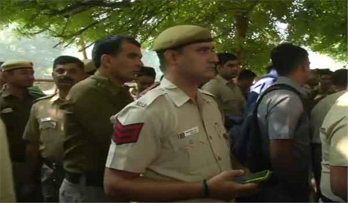 वकीलों के खिलाफ दिल्ली पुलिस का प्रदर्शन जारी