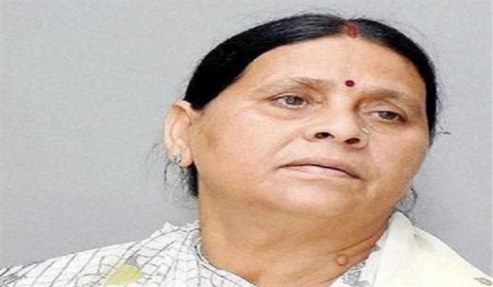 बिहार में राबड़ी देवी विधि व्यवस्था को लेकर धरने पर बैठी