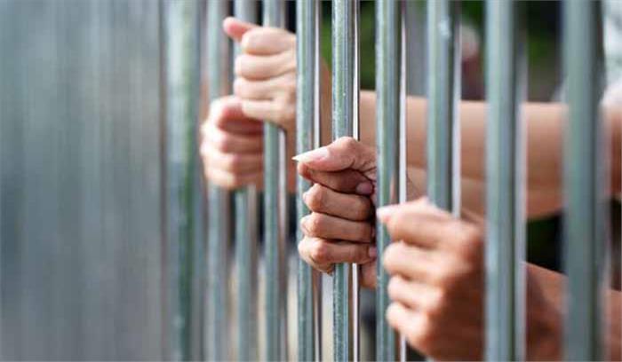 लीबिया की जेल से अराजकता के बीच 400 कैदी फरार