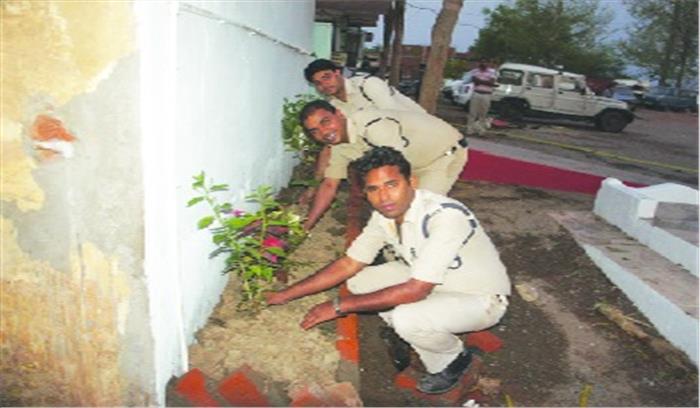 पर्यावरण बचाने पौधे जरुर लगाएं