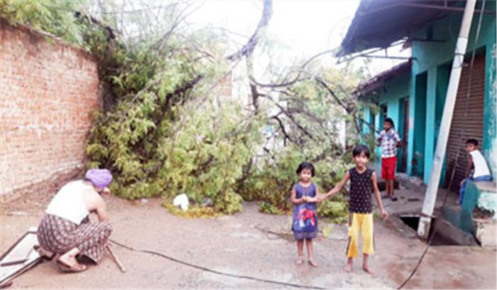 ओले  के साथ हुई बारिश