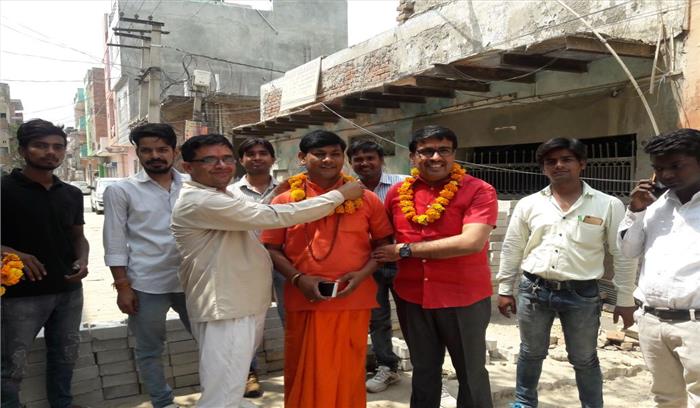 पार्षद ने किया गली में खड़ंजे निर्माण का किया शुभारंभ