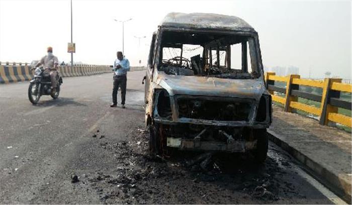 मिनी बस में आग लगने से मचा हड़कंप