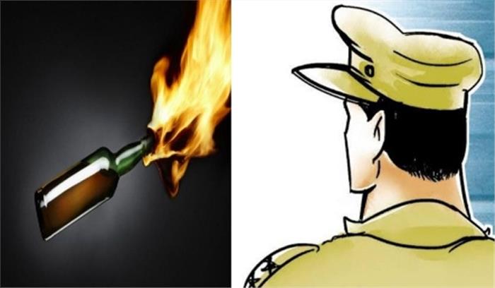 शराब तस्कर ने पुलिस कर्मियों पर फेंका पेट्रोल बम, दो पुलिसकर्मी झुलसे