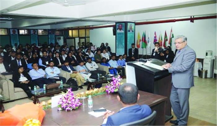 छात्रों को किताबी ज्ञान के साथ व्यवहारिक व रोजगारपरक ज्ञान मिले