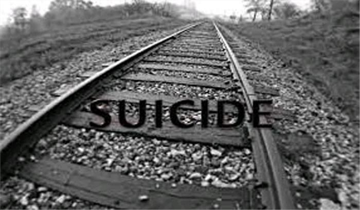कर्ज में दबे किसान ने ट्रेन के आगे कूद कर दी जान