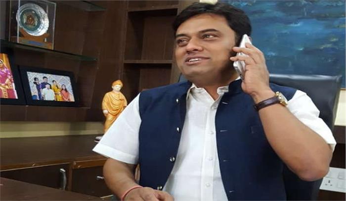 देवव्रत के इस्तीफे को लेकर राजनीति में उफान