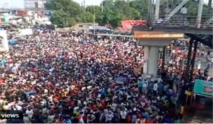 लॉकडाउन खत्म होने की उम्मीद में बांद्रा रेलवे स्टेशन पर उमड़ी मजदूरों की भीड़, लाठीचार्ज लॉकडाउन खत्म होने की उम्मीद में बांद्रा रेलवे स्टेशन पर उमड़ी मजदूरों की भीड़, लाठीचार्ज