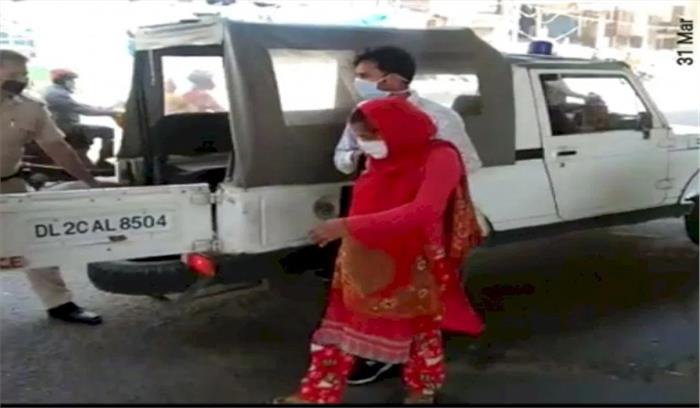 लॉकडाउन : पुलिस ने 31 गर्भवतियों को दाखिल कराया, सरिता विहार में इंस्पेक्टर ने बांटे भोजन