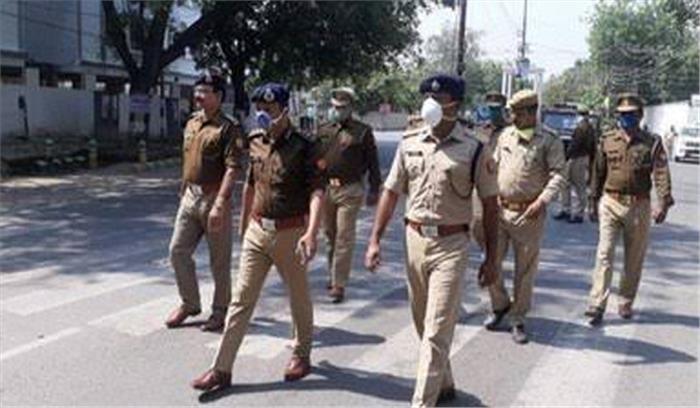 लॉकडाउन उल्लंघनकर्ताओं के घर तक एफआईआर पहुंचा रही है पुलिस लॉकडाउन उल्लंघनकर्ताओं के घर तक एफआईआर पहुंचा रही है पुलिस