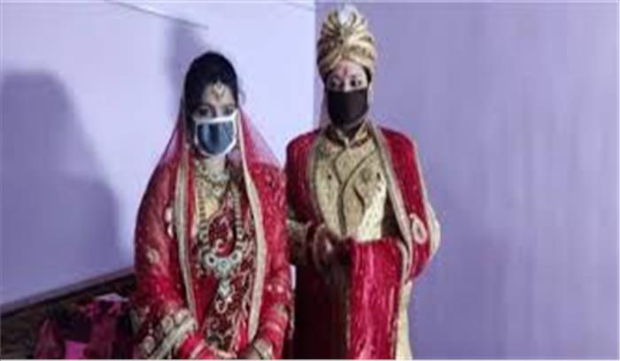 बिहार : सैनिटाइजर के साए में, मास्क लगाए दूल्हा-दुल्हन ने लिए सात फेरे