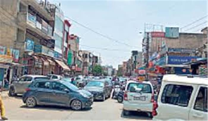 लॉकडाउन-तीन के पहले दिन कुछ स्थानों पर दिल्ली में ऑफिस टाइम में मामूली जाम