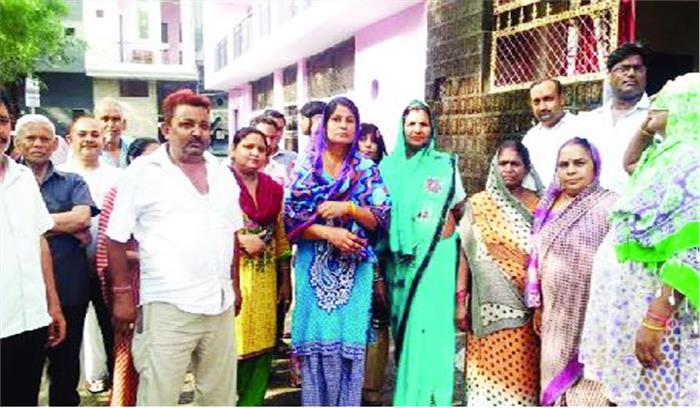 लोगो की समस्या के मुद्दे को लेकर पार्षद  की जनसभा