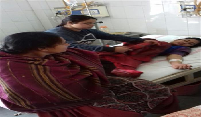 भूख हड़ताल पर बैठी छात्रा की तबियत खराब