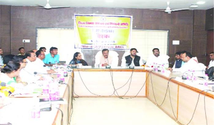 सब मिलकर योजनाओं का बेहतर क्रियान्वयन करें : विजय बघेल सब मिलकर योजनाओं का बेहतर क्रियान्वयन करें : विजय बघेल