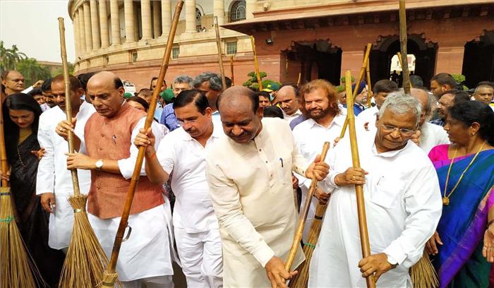 बीजेपी सांसदों ने संसद परिसर में झाडू लगाया, लोकसभा स्पीकर भी रहे शामिल
