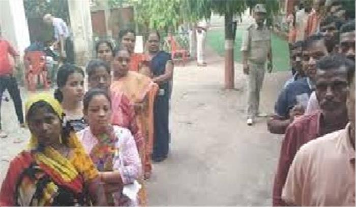 बिहार में शाम 6 बजे तक 56 फीसदी से ज्यादा मतदान बिहार में शाम 6 बजे तक 56 फीसदी से ज्यादा मतदान 