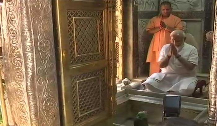 काशी पहुंचे नरेंद्र मोदी, काशी विश्वनाथ की पूजा की काशी पहुंचे नरेंद्र मोदी, काशी विश्वनाथ की पूजा की