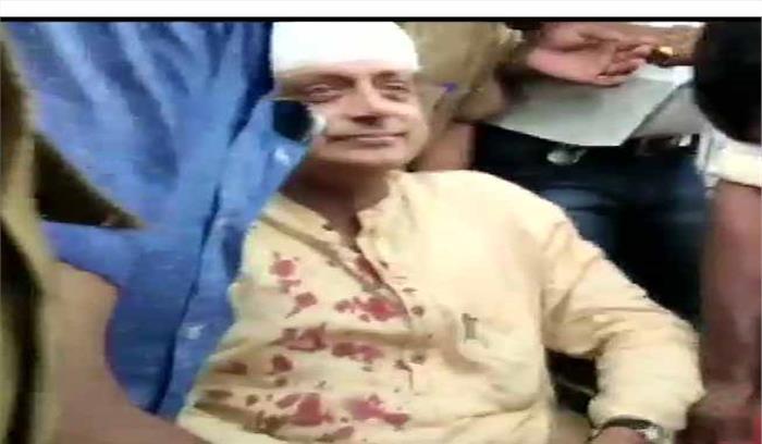 कांग्रेस नेता शशि थरूर केरल के मंदिर में पूजा करने के दौरान गिरे