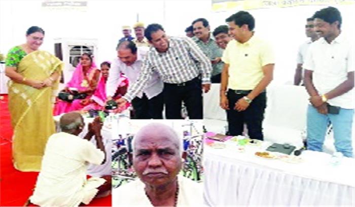 श्रवण यंत्र पाकर रामचरण का चेहरा खिला