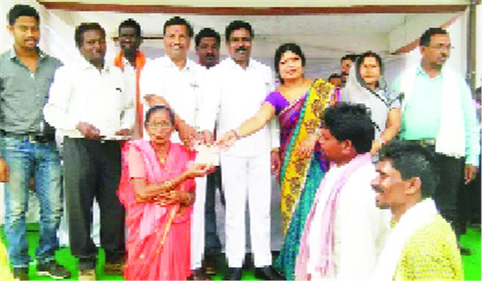 योजनाओं की पहुंच अंतिम छोर के  व्यक्ति तक हो : मरकाम