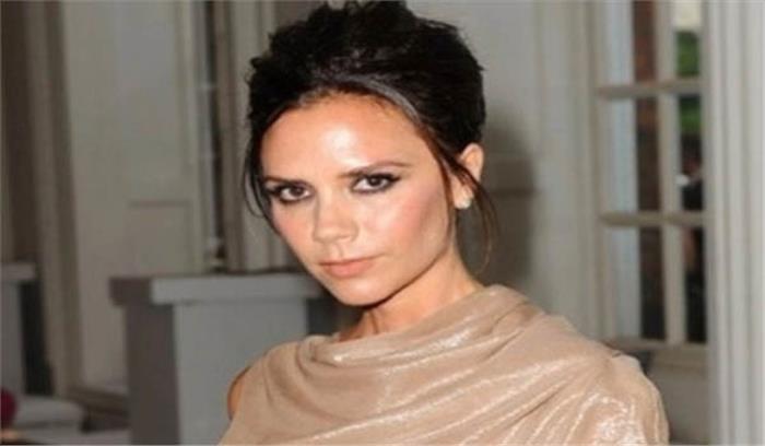 साल 2000 में खुद के पहने बर्बेरी बंडाना पर हंस पड़ी विक्टोरिया बैकहम