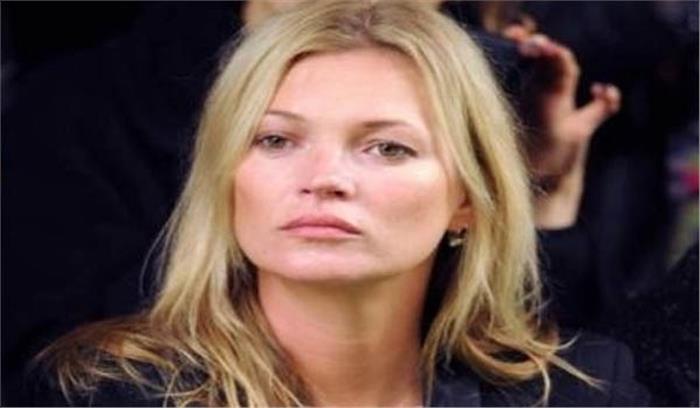 सुपरमॉडल केट मॉस ने फ्लॉन्ट किए अपनी सुडौल पैर