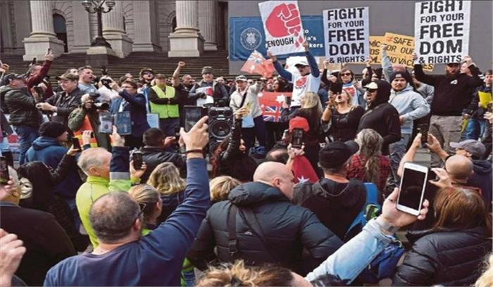 लंदन में लॉकडाउन के खिलाफ प्रदर्शन में 60 लोग गिरफ्तार