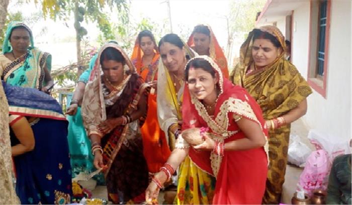 पति की दीर्घायु के लिए सुहागिनों ने  ने रखा व्रत