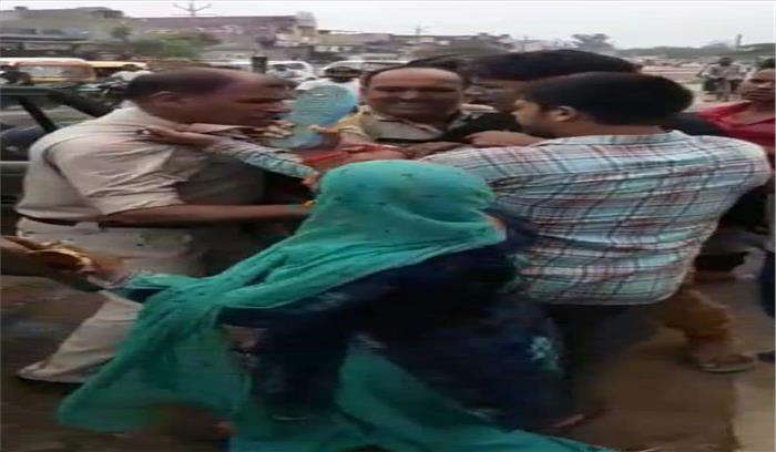 पुलिसकर्मी को महिला ने चप्पल से पीटा पुलिसकर्मी को महिला ने चप्पल से पीटा