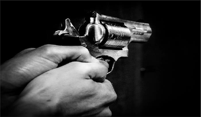 लूट का विरोध करने पर गृहस्वामी को मारी गोली