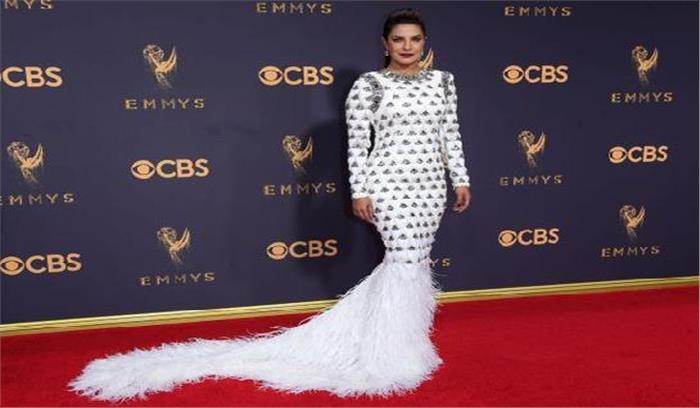 एमी अवॉर्ड्स में प्रियंका चोपड़ा ने सफेद गाउन में बिखेरा जलवा