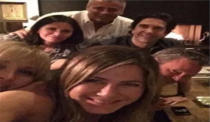 जेनिफर एनिस्टन, रीज विदरस्पून ने फ्रेंड्स के एपिसोड को री-इनेक्ट किया