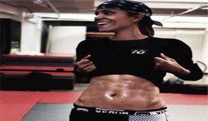 हैल ने हासिल कर लिया सिक्स पैक ऐब्स बनाने का अपना लक्ष्य हैल ने हासिल कर लिया सिक्स पैक ऐब्स बनाने का अपना लक्ष्य